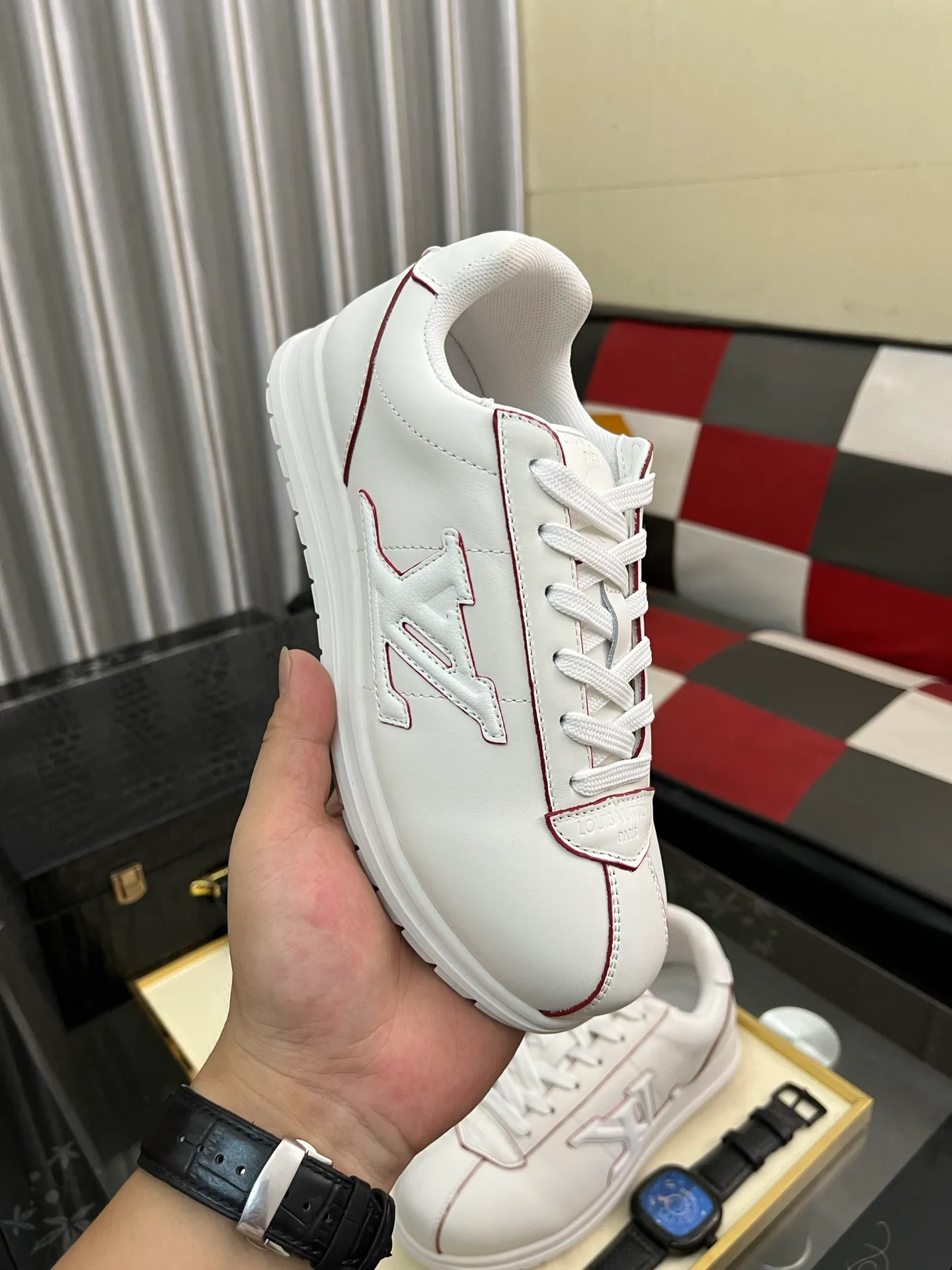 Men's shoes 💰700⌚️⌚️LV TARINE Louis Vuitton x Tyler joint model Donkey brand L family embossed couple style casual sneakers skate shoes original purchase and development This LV Trainer sneaker comes from the Louis Vuitton and Tyler collaboration series. The Monogram pattern and brand logo are transformed into nubuck calf leather embossing and side decoration respectively, witnessing the artist's creative interpretation of classic elements. The deep tones accentuate the complex upper, which requires hours of craftsmanship to complete. Exquisitely packaged at the delivery counter🛍📦 ▪️Fabrics: Original customized first-layer cowhide ▪️Inner lining: Original customized breathable mesh ▪️Outsole: Original open-molded two-color TPU combination outsole ▪️Sole thickness: 3CM ▪️Size: Women's 35-40 / Men's 38-46